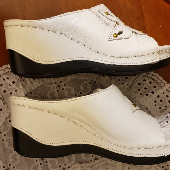 New Spring Step White Sandals - Picture 4 of 12